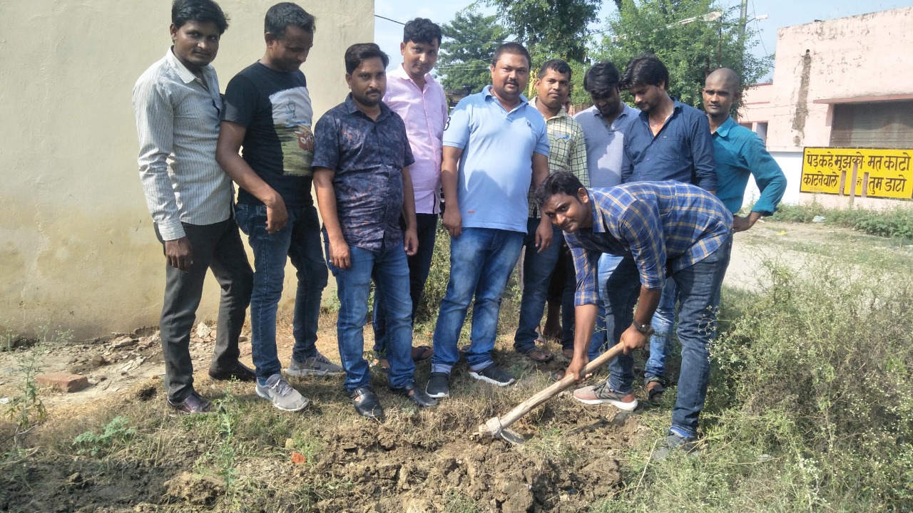 <p>सुलभ शौचालय के ब्लाक प्रमुख ने किया श्रमदान गढढा खोदते प्रमुख</p>