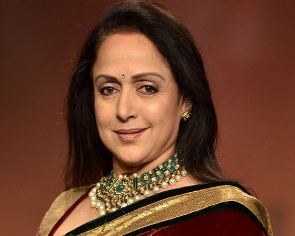 <p>Happy Birthday Hema Malini 10वीं पास हेमा से धर्मेंद्र ने धर्म बदलकर किया था निकाह, मेहर में दिए थे इतने लाख रुपये</p>