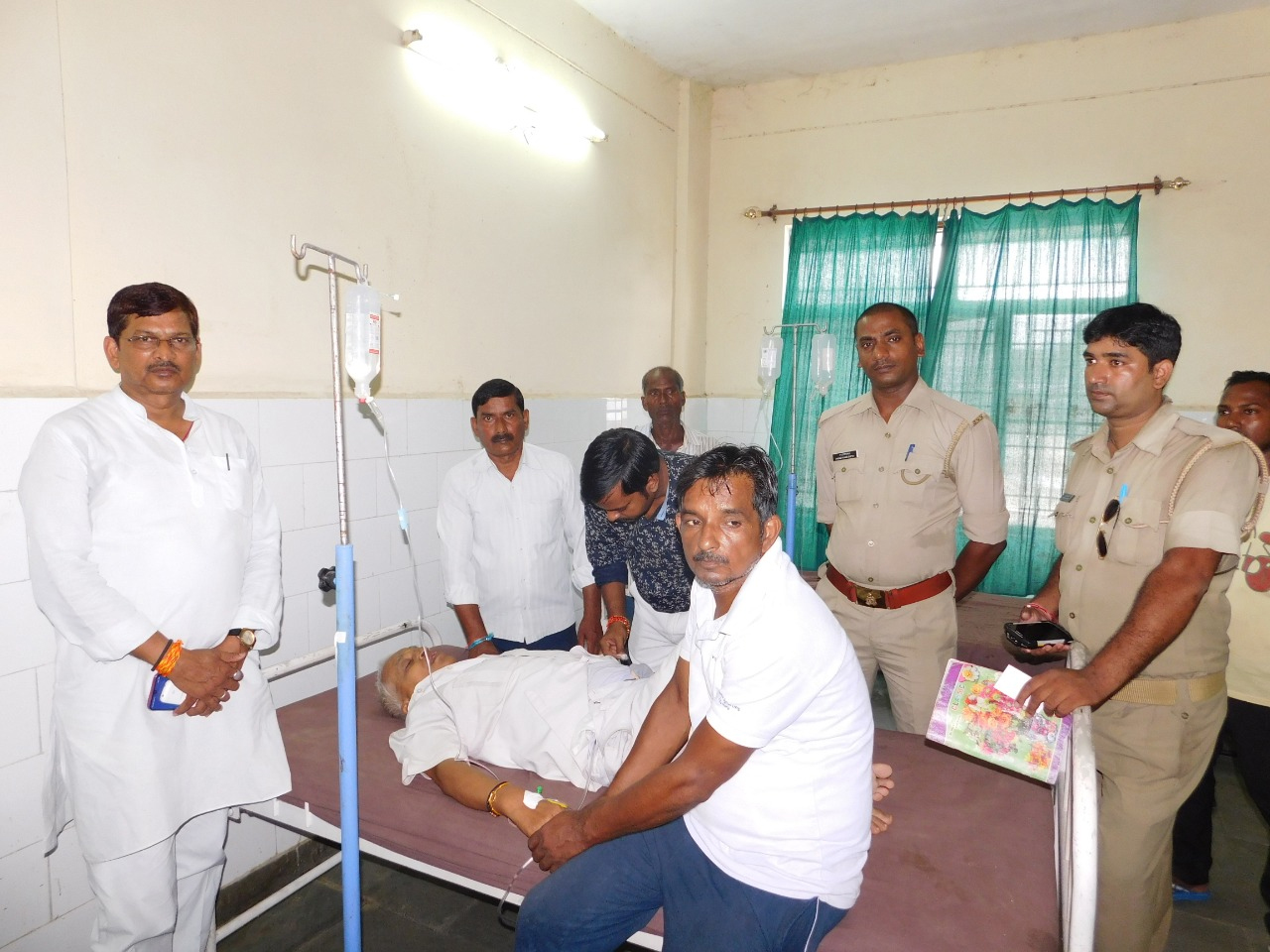 <p>जहरखुरानी के शिकार दम्पत्ति के मदद के लिए आगे आयी संतकबीर सेवा समिति</p>