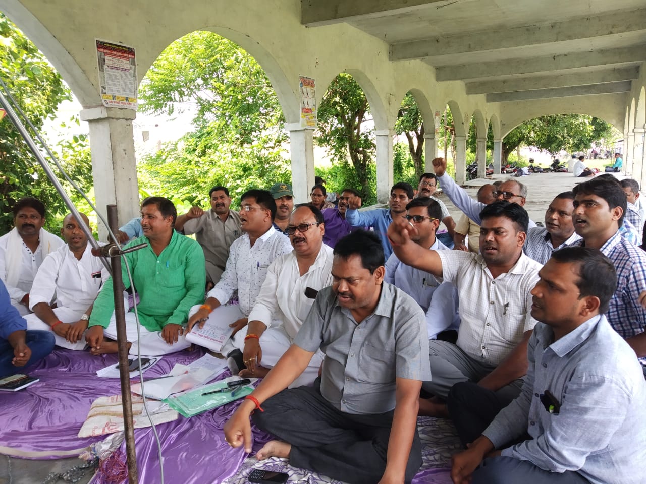 <p>12 सुत्रीय मांगों को लेकर कर्मचारियों ने जिला मुख्यालय पर दिया धरना</p>