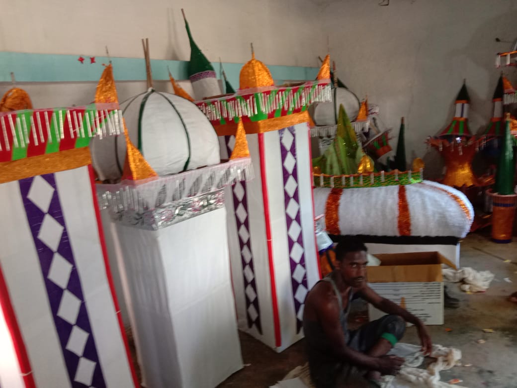 <p>इमाम हुसैन के याद में भव्य तहजिया का निर्माण हुसैना बाद ग्रान्ट में कराया जा रहा है</p>