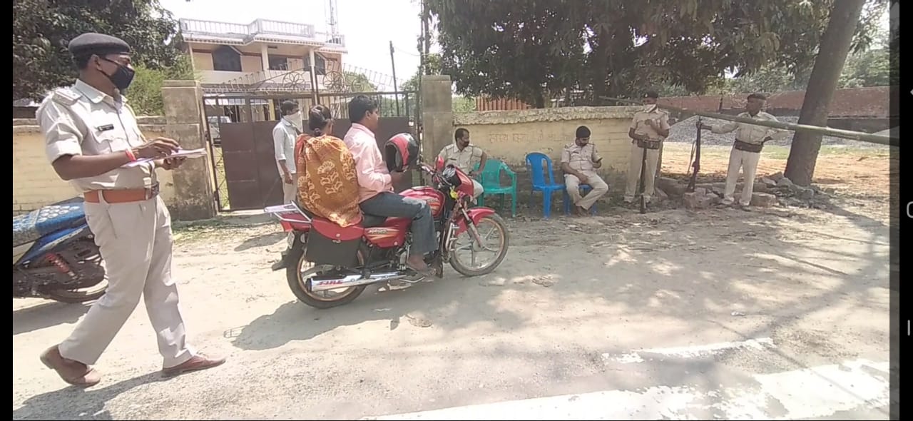 <p>थानाध्यक्ष कर रहे लोगों को जागरूक अनावश्यक रूप से सड़क पर वाहन चलाने वालों का खैर नही</p>
