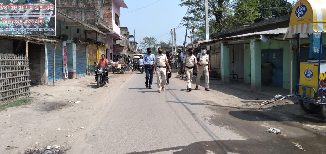 <p>लॉक डॉउन लेकर बिहारीगंज में पुलिस ने बंद कराया दुकान</p>