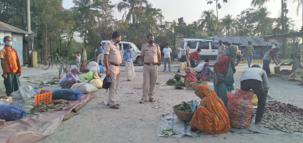<p>सम्पूर्ण लॉक डाउन का असर भी सड़कों एवं हाटों पर छाए रहे सन्नाटा।<br /><br />दीपक कुमार, सुपौल<br /><br /><br />प्रतापगंज प्रखंड मुख्यालय सहित विभिन्न क्षेत्रों में लॉक डाउन का असर सड़क पर पूरी तरह से सन्नाटा छाया रहा। पुलिस प्रशासन द्वारा सड़कों पर लगातार अभियान चलाया जा रहा है।</p>