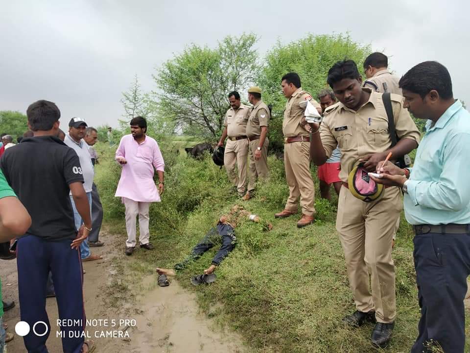 <p>गेदुराही गांव मे नहर के किनारे दो युवको अपनी ही बाइक पर लाये एक नौजवान की गोली मारकर हत्या कर दी</p>