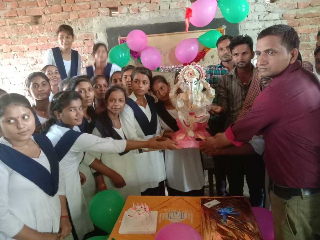 <p>शिक्षक दिवस के अवसर पर बच्चों द्वारा शिक्षकाओं को सम्मानित किया गया</p>