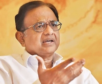 <p>चिदंबरम पर गिरफ्तारी की तलवार कायम सुप्रीम कोर्ट से फौरी राहत नहीं कांग्रेस समर्थन में उतरी</p>