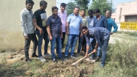 <p>सुलभ शौचालय के ब्लाक प्रमुख ने किया श्रमदान गढढा खोदते प्रमुख</p>
