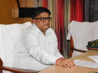 <p>जनहित में आम जनमानस को दे बेहतर स्वास्थ्य सेवा-रवीश जिलाधिकारी ने जनपद में संचालित स्वास्थ्य सेवाओ का बिन्दुवार किया समीक्षा गति बढ़ाने का दिया निर्देश बैठक को सम्बोधित करते डीएम</p>
