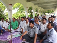 <p>12 सुत्रीय मांगों को लेकर कर्मचारियों ने जिला मुख्यालय पर दिया धरना</p>