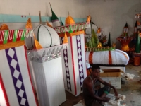<p>इमाम हुसैन के याद में भव्य तहजिया का निर्माण हुसैना बाद ग्रान्ट में कराया जा रहा है</p>
