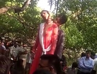 <p>प्रेमी युगल जोड़े ने पेड़ से लटक कर लगाई फाँसी पुलिस जांच में जुटी</p>