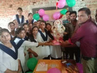 <p>शिक्षक दिवस के अवसर पर बच्चों द्वारा शिक्षकाओं को सम्मानित किया गया</p>
