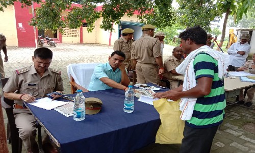 <p>थाना कोतवाली उतरौला के परिसर में समाधान दिवस का आयोजन हुआ</p>